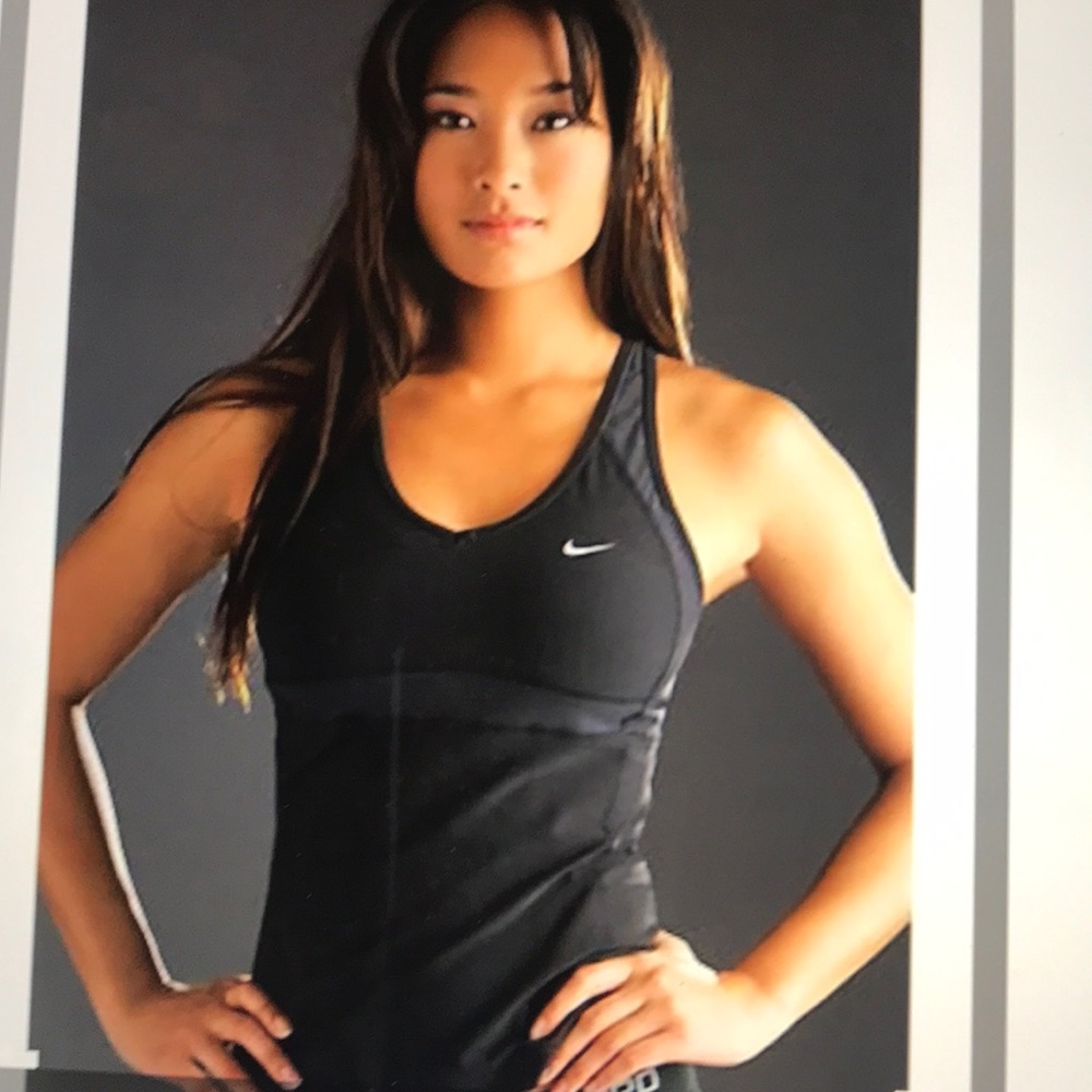 NWT Nike MEDIUM IMPACT DEDICATION LONG VENTED Top in Solid Black Size Small
